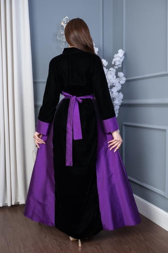 جلابية مخمل بورود ترتر ملون وجوانب تفتة واقفة