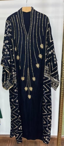 جلابية مخمل بتطريز شك ذهبي أنيق وحزام داخلي مخفي