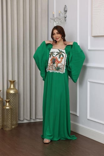 جلابية خضراء بصورة وتطريز نخلة وجمل