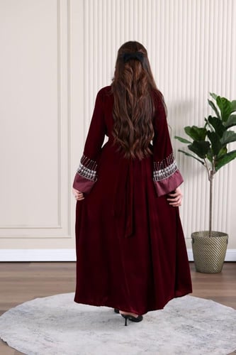 جلابية مخمل بطريز شك يدوي وكرستالات أنيقة