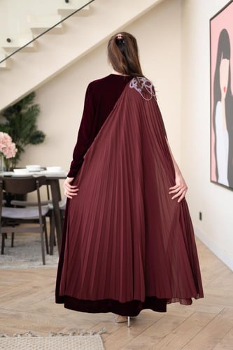 جلابية مخمل بتدخيلة الجورجيت كلوش وتطريز في الكتف