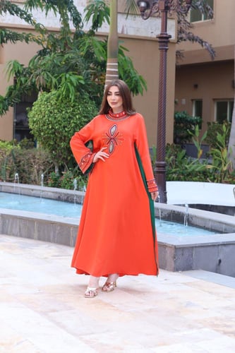 جلابية بخام باربي وتطريز أنيق في الصدر و الاكمام