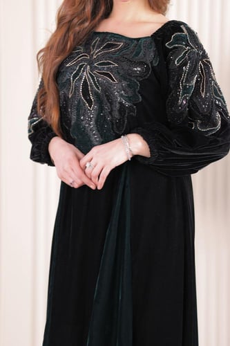 جلابية مخمل بكلفة مطرزة في الصدر والاكتاف