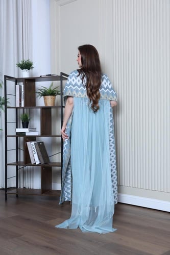 طقم افرول جميل مع شال طويل ابيض وذهبي متصل بتل في...