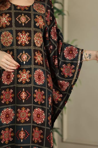 جلابية رايون قطن ( فراشة ) بتطريز خفيف في الصدر