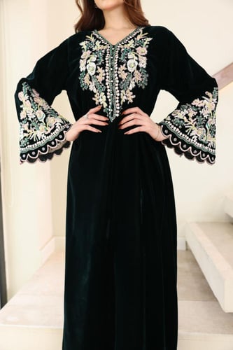 جلابية مخمل بتطريز شك و كمبيوتر في الاكمام والصدر