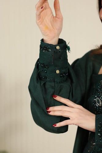 جلابية لينن قطعتين مطرزة وممزوجة بريش النعام