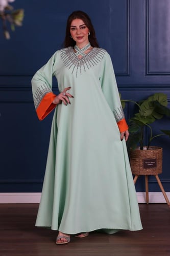 جلابية بخامة باربي مطرزة بالكرستال في الصدر و الاك...