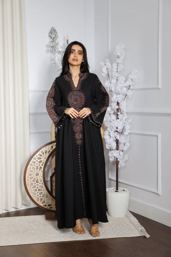 جلابية بخامة باربي بتطريز راقي في الرقبة والكم وإض...