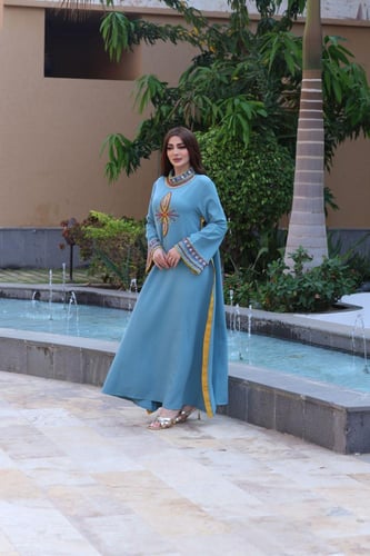 جلابية بخام باربي وتطريز أنيق في الصدر و الاكمام