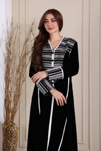 جلابية مخمل ممزوجة بقماش السدو التراثي