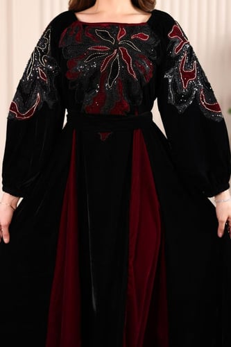 جلابية مخمل بكلفة مطرزة في الصدر والاكتاف