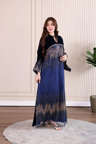 جلابية مخمل مدمجة بالتل المطرز بالخرز والترتر