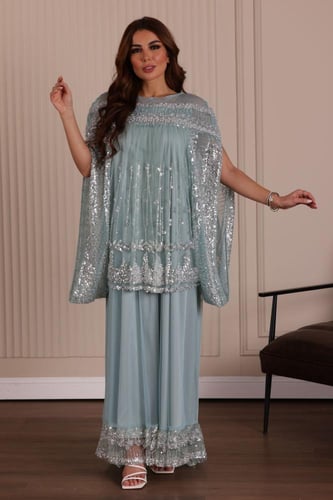 فستان تل بتطريز كثيف وراقي