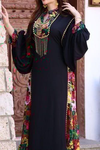 جلابية كريب بحريني بجوانب شالكي ملون وأكسسوارات في...