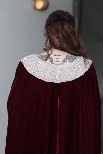 جلابية مخمل فراشة بتطريز كرستالات في الرقبة