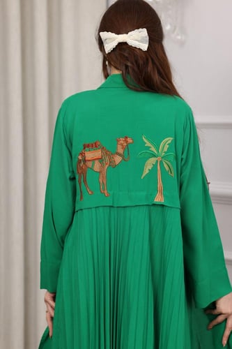جلابية قطعتين خضراء بكسرات في الخلف وتطريز نخلة وج...