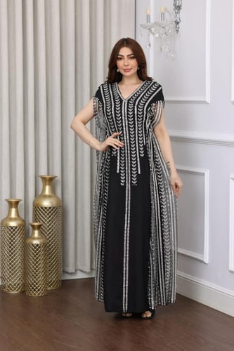 فستان اسود بتطريز فضي كامل