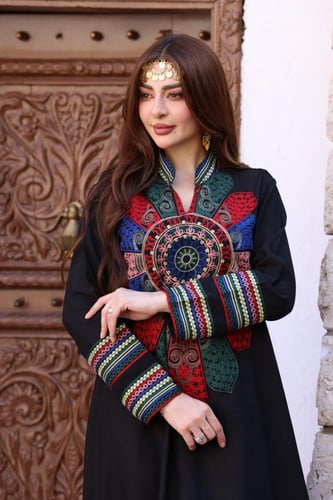 جلابية كريب بحريني مطرزة بألوان جميلة