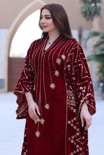 جلابية مخمل بتطريز شك ذهبي أنيق وحزام داخلي مخفي