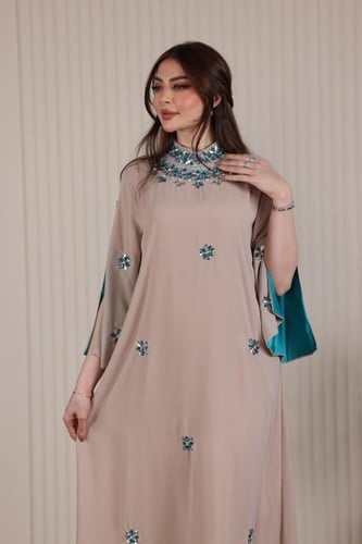 جلابية شيفون مطرزة بالكرستال وأكمام مفتوحة