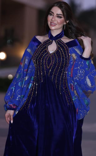 جلابية مخمل بتطريز شك في الصدر وأكمام شيفون مورد و...