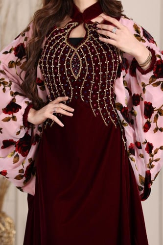 جلابية مخمل بتطريز شك في الصدر وأكمام شيفون مورد و...