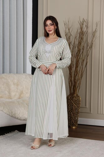 جلابية لينن مقلمة بتطريز في الصدر