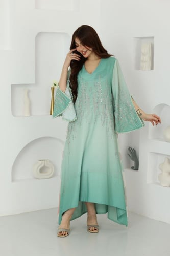 جلابية بخامة قطن سويسري وتطريز ممزوج بالكرستالات و...