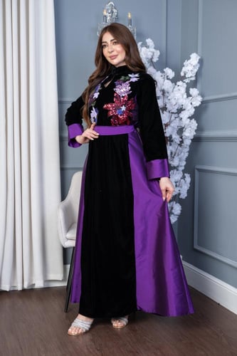 جلابية مخمل بورود ترتر ملون وجوانب تفتة واقفة