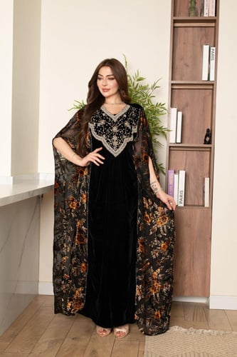 جلابية مخمل بتطريز شك وكرستالات في الصدر وتداخل ال...