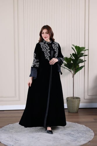 جلابية مخمل قطعتين بتطريز شك يدوي في الصدر و الاكم...