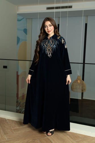 جلابية مخمل برقبة قلاب و تطريز في الصدر والكمام