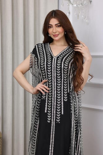 فستان اسود بتطريز فضي كامل