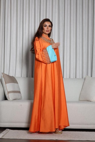 جلابيات مطرزة في الصدر و الاكمام