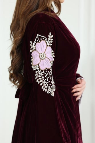 جلابية مخمل قطعتين بتطريز شك يدوي و بطتنة كسرات