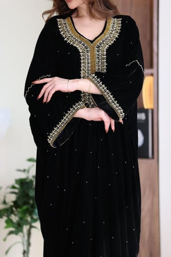 جلابية مخمل فراشة بتطريز شك يدوي وفصوص كرستالات