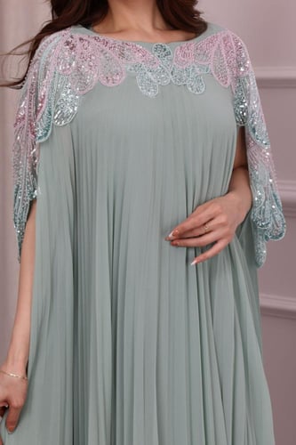 جلابية جورجيت كسرات بكلفة تطريز طاوؤس في الكتف