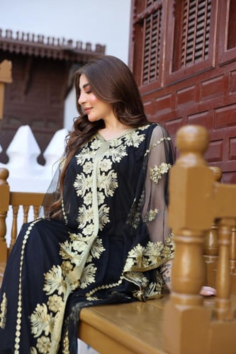 جلابية ( نشل ) بالتل والتطريز الذهبي