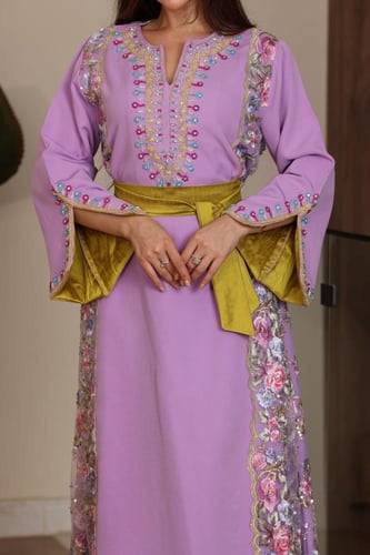 جلابية بخامة باربي وتطريز شك يدوي في الصدر والاكما...