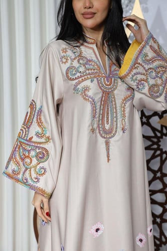 جلابية بخامة باربي بتطريز راقي في الرقبة والكم وإض...