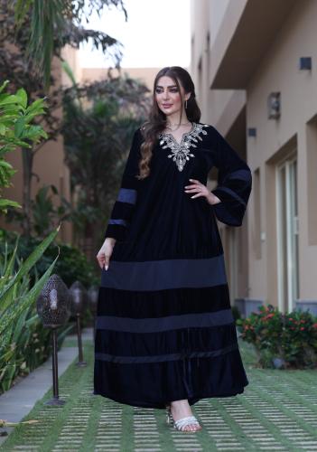 جلابية مخمل وتفتة بإضافة تطريز شك وكرستال