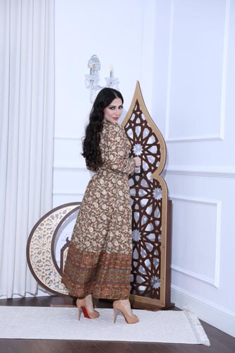 جلابية قطن موردة بتطريز خفيف في الصدر