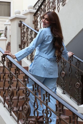 طقم بخامة كريب مقلم بـ 3 قطع وجيوب خارجية