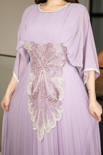 جلابية جورجيت كسرات بكلفة تطريز الطاووس في الوسط