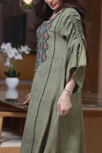 جلابية بتطريز شك يودي في الصدر