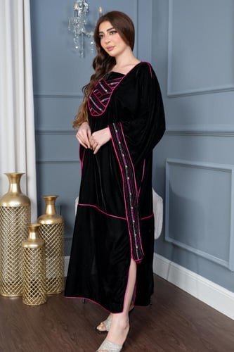 جلابية مخمل أنيقة بتطريز خفيف في الصدر واليد وفتحة...