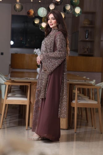 جلابية شيفون مطرزة بإضافة الريش مع اكمام ووشاحين م...