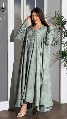 جلابية كريب مخلوط فضفاضة بتطريز شك يدوي في الصدر