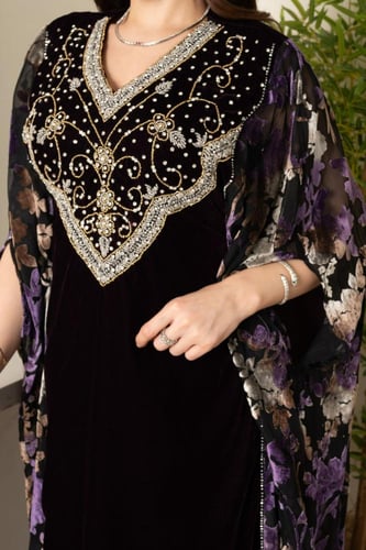 جلابية مخمل بتطريز شك وكرستالات في الصدر وتداخل ال...